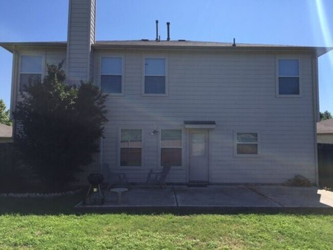 Foto del edificio - 4 Bed 2.5 Bath Home with Yard in Kyle