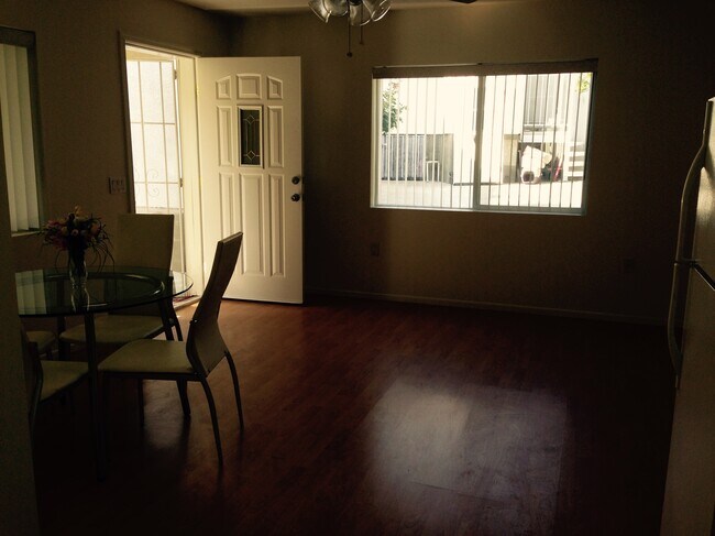 Foto del edificio - 3252 Community Ave