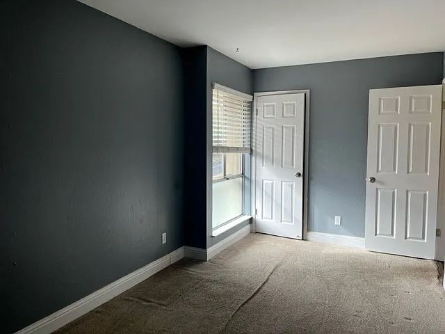 Building Photo - 2 bedroom 1 bth upper unit