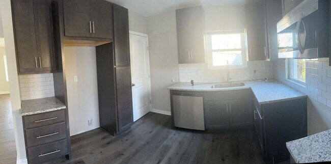 Foto del edificio - Rehabbed Spacious 3 BR/1BA - 2 HALF BA House - Northwoods