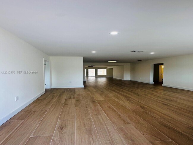 Building Photo - 4122 SW 69th Ave