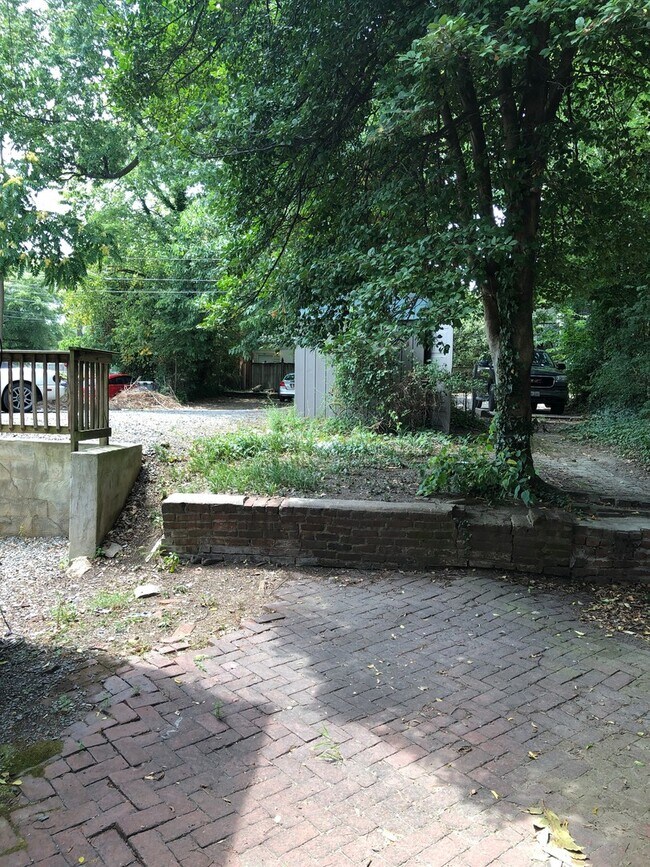 Foto del edificio - Spacious 4 bdrm/2 bath Home Located in Richmond's Fan District w/Balcony!!  Walking Distance to V...