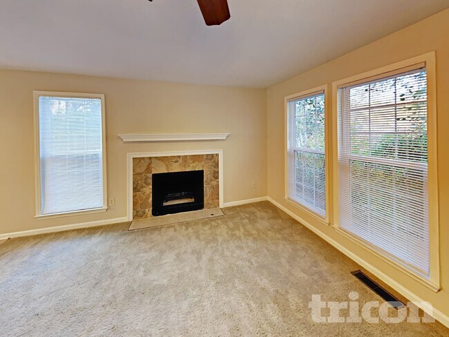 Foto del edificio - 4680 Woodglen Ct