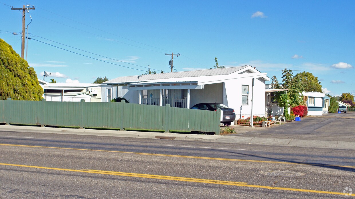 Building Photo - Green Acres