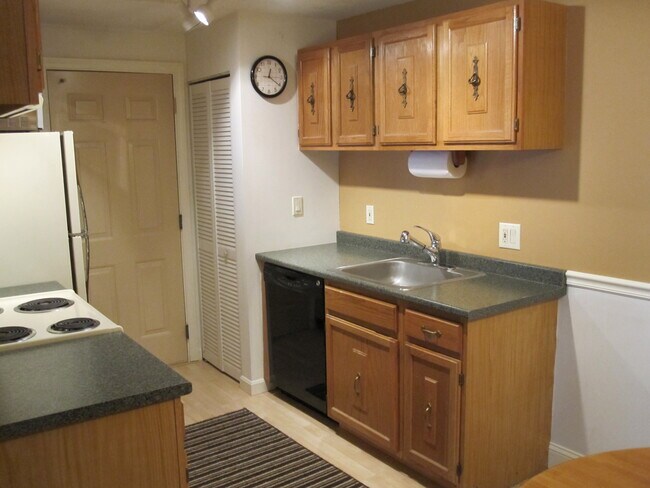 Building Photo - 7 Thoreau Ct