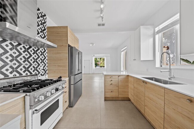 Building Photo - 565 NW 44th St