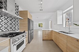 Building Photo - 565 NW 44th St