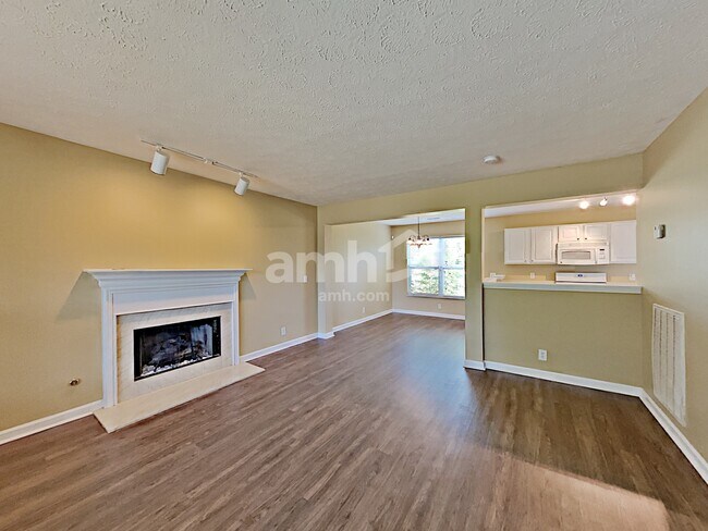 Foto del edificio - 2901 Summer Hollow Ct