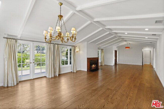 Foto del edificio - 3800 Encino Hills Pl