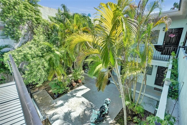 Foto del edificio - 1945 Calais Dr