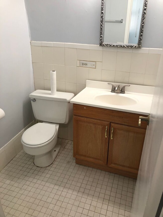 Building Photo - 2 Bedroom 2 Bath Newly Remodeled Unit. Hea...