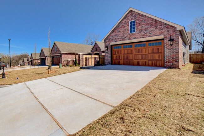 Building Photo - 3/2/2 Luxury Patio Home! Half off first mo...