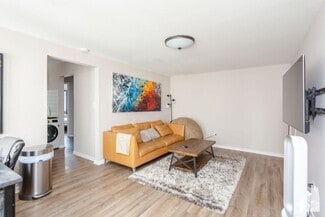 Building Photo - 6427 N Hermitage Ave