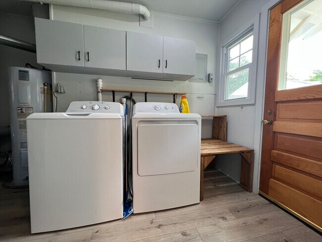 Building Photo - Great Furnished 2BR / 1BA Off-Season Renta...