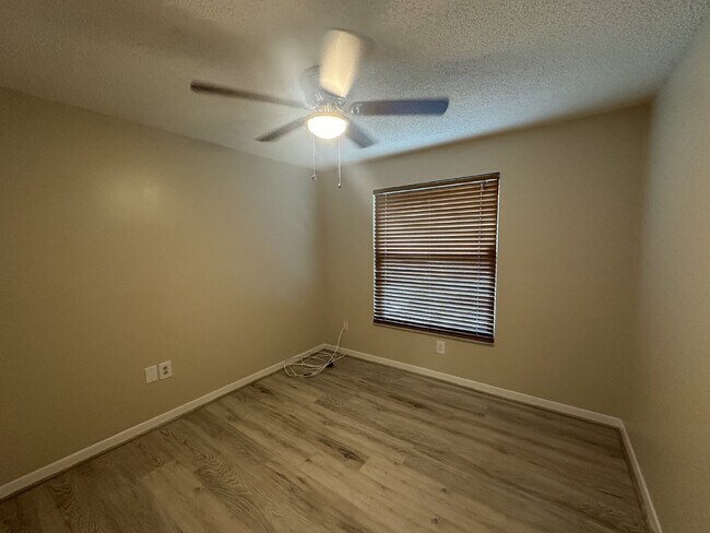 Foto del edificio - Convenient location close to everything!