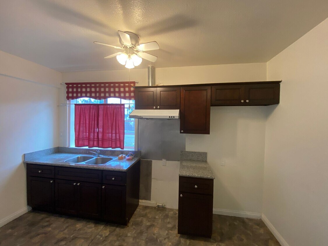 Primary Photo - Beautiful small house