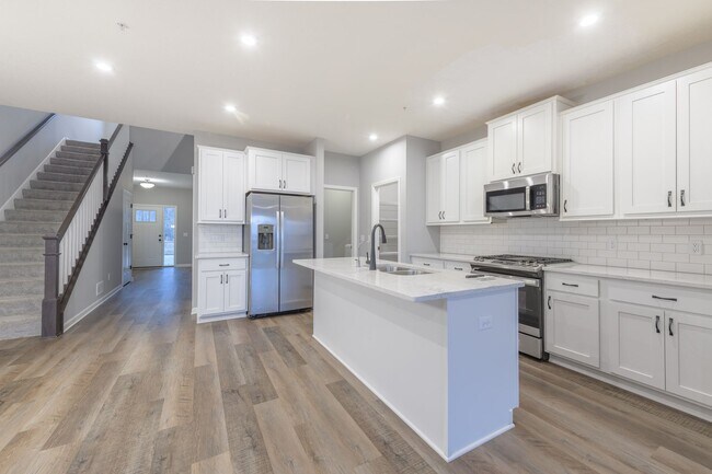 Foto del edificio - Awesome maple grove 5 bed 4 bath townhome! Pond views, 2 years old!