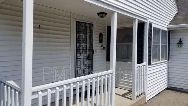 Building Photo - 648 Middle St