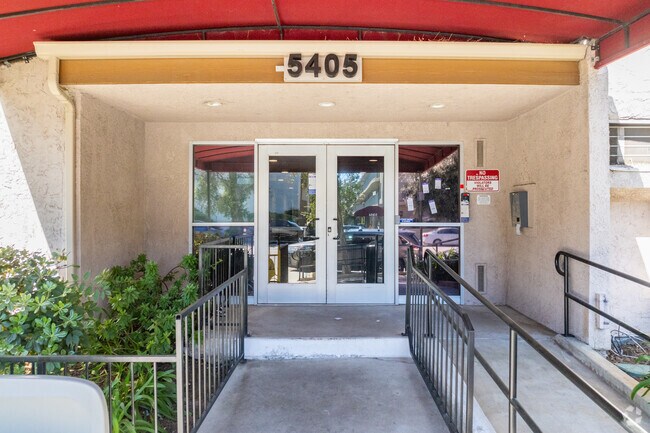 Entrada - 5405 Lindley Avenue