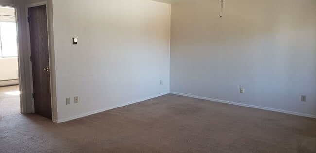 Building Photo - 582 E Spruce Dr
