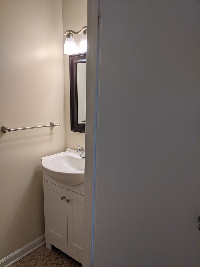 medio baño en la planta baja - 400 Davie Rd