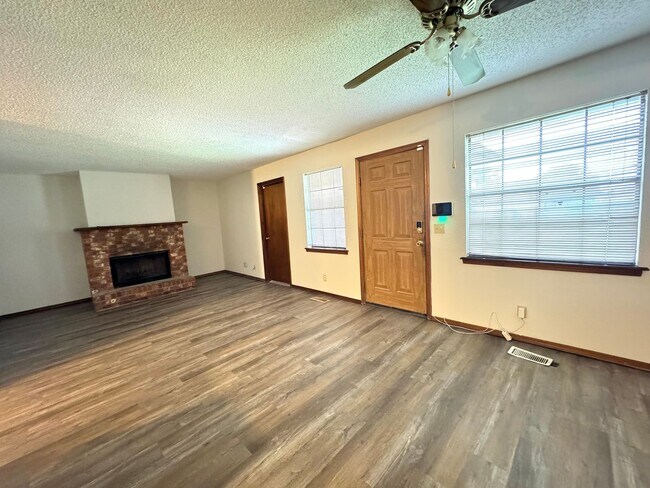 Foto del edificio - 3 bedroom 2 bathroom duplex In Broken Arrow!
