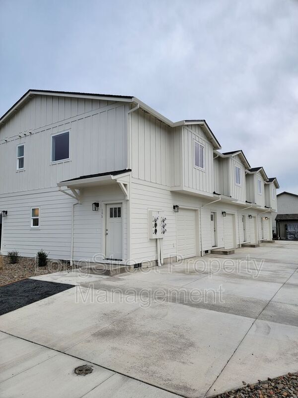 Building Photo - 195 SE 28th Ave