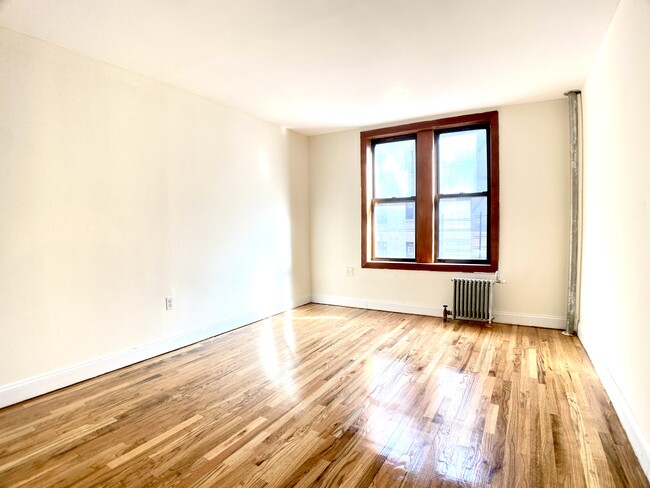 Building Photo - 709 W 176th St