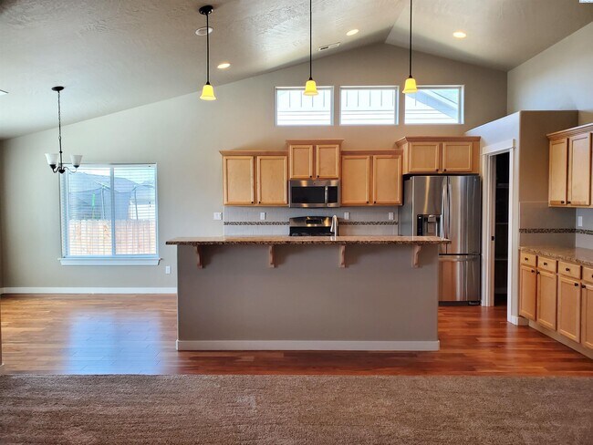Building Photo - Single Story Three Bedrooms and Den