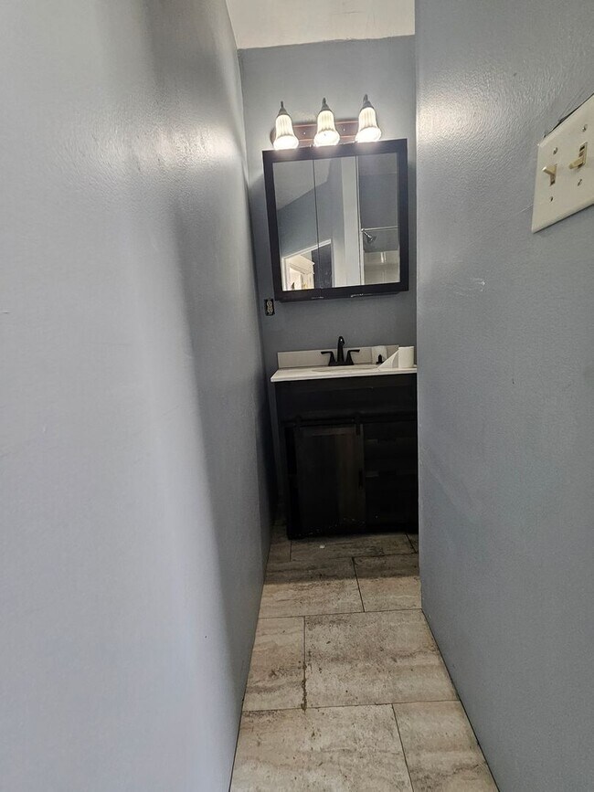 Foto del edificio - Upper 2 bedroom unit lower east side