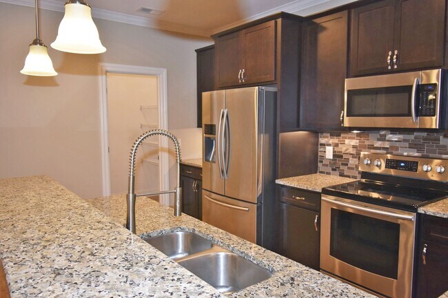 Building Photo - Gorgeous 3BR luxury Murfreesboro townhome ...
