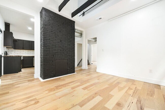 Building Photo - 512 E 9th Ave