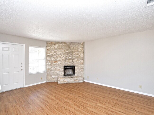 Foto del edificio - "Cozy Living at 301 Algerita: Charming 2-B...