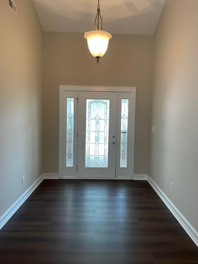 foyer - 8813 Castle Cliff Dr