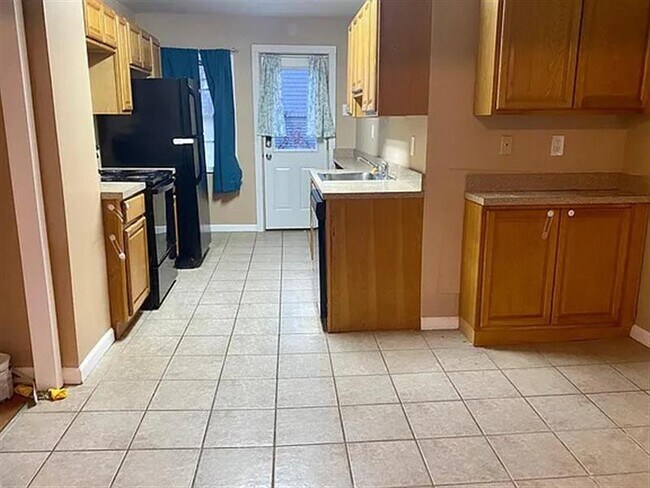Building Photo - Spacious 3 BD