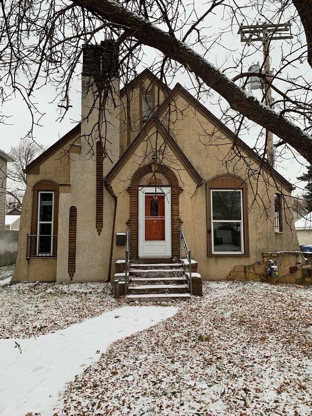 Primary Photo - Beautiful 6 bedroom house in Minneapolis!!