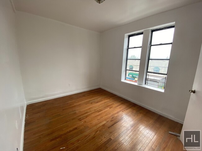 Building Photo - Huge two bedroom in crown Heights
