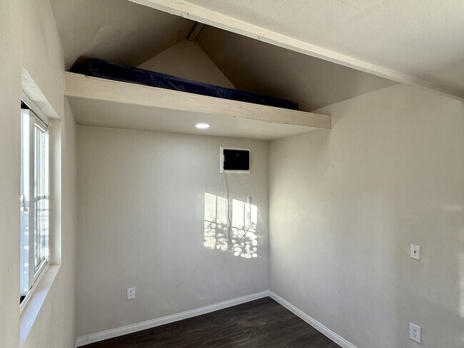 Foto del edificio - 5795 Kenwood Pl