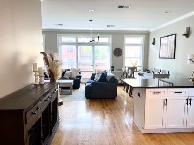 Área de estar - 1410 W Belmont Ave