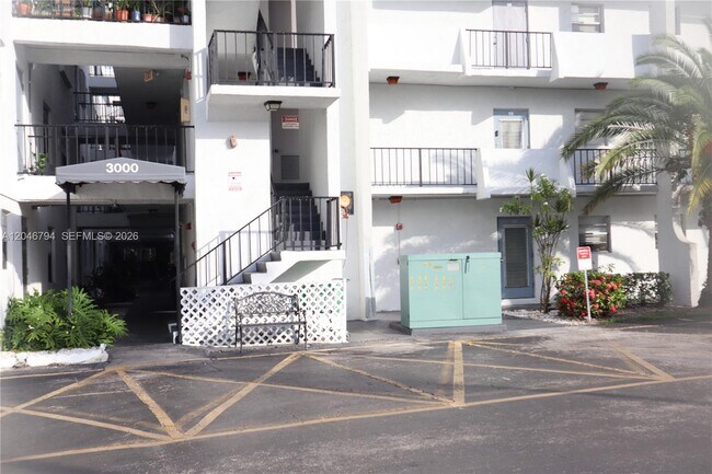 Foto del edificio - 3000 Sunrise Lakes Dr W