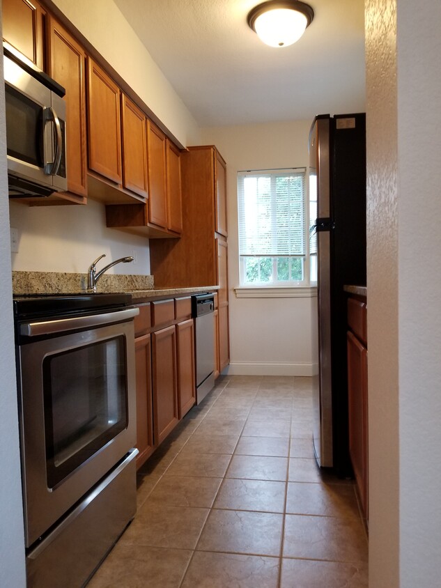 Galley kitchen - 126 Grandview Court