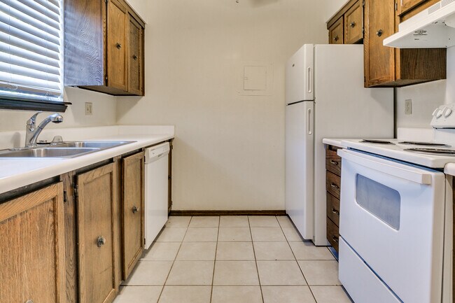 Building Photo - 1213 Lakecrest Dr