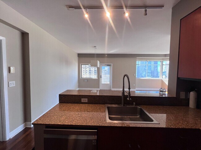 Building Photo - Epic REA - Beautiful top floor with an ama...