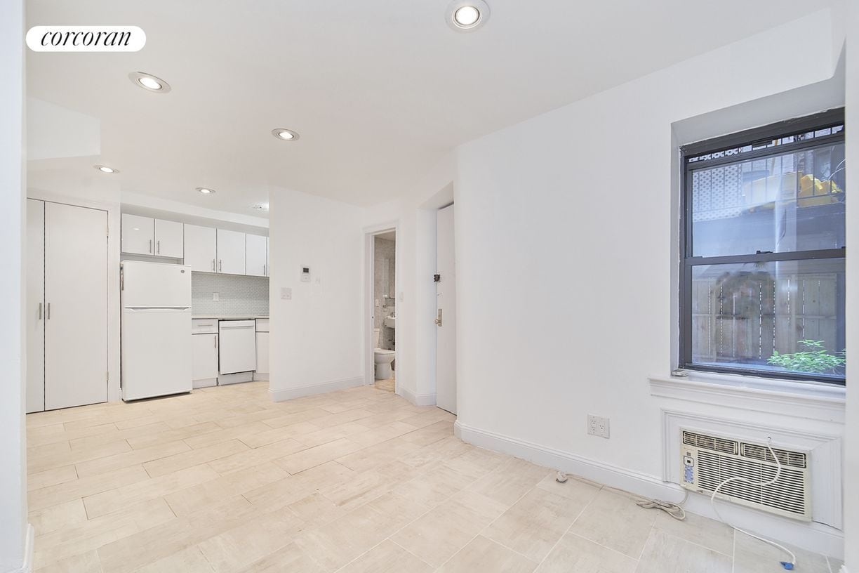 Primary Photo - 233 E 12th St