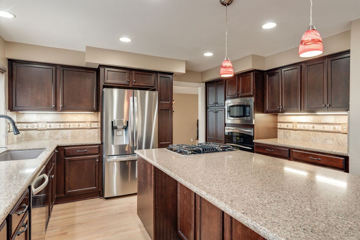 Foto principal - Stunning Folsom Split-Level Home with Pool & 3-Car Garage in Quiet Cul-De-Sac