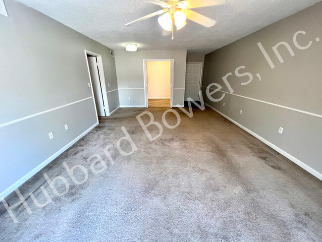 Building Photo - 5516 Lakeshore Dr
