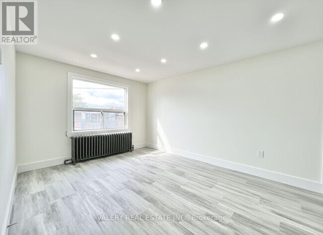 Building Photo - 15 Stavebank Rd S