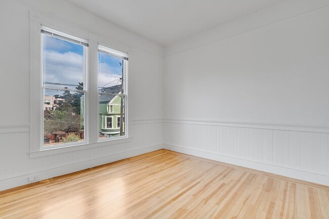 Foto del edificio - Remodeled pet friendly, top floor 2BR with in-unit laundry