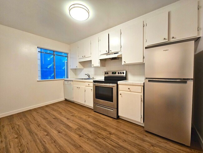 Building Photo - Inner Sunset: 2 Bed 1 Bath Apartment w/ Op...