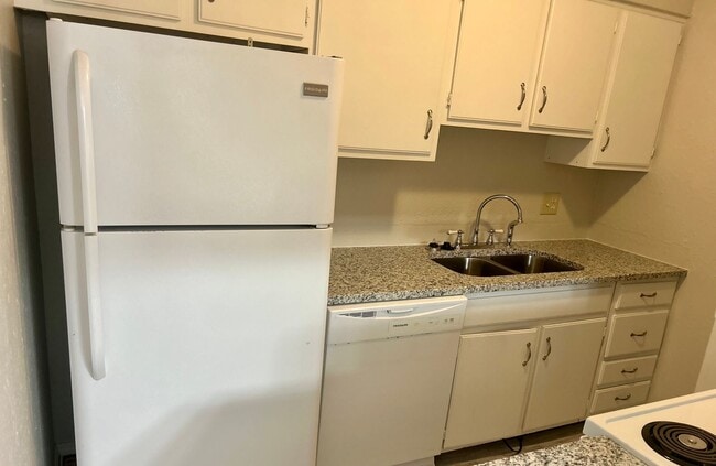 Building Photo - Gorgeous Upstairs 2 Bed 2 Bath In The Heart Of Norman!